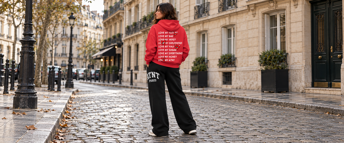 Sweat Capuche Rouge Love Heart avec jogging wide leg noir — tenue à Paris