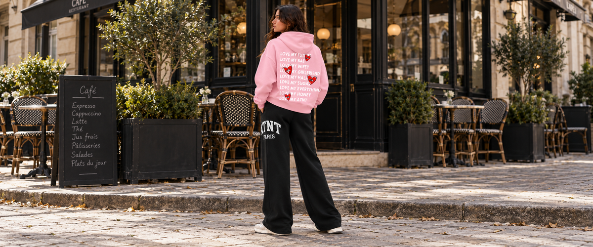Sweat Capuche Light Pink Love Heart avec jogging wide leg noir — tenue à Paris