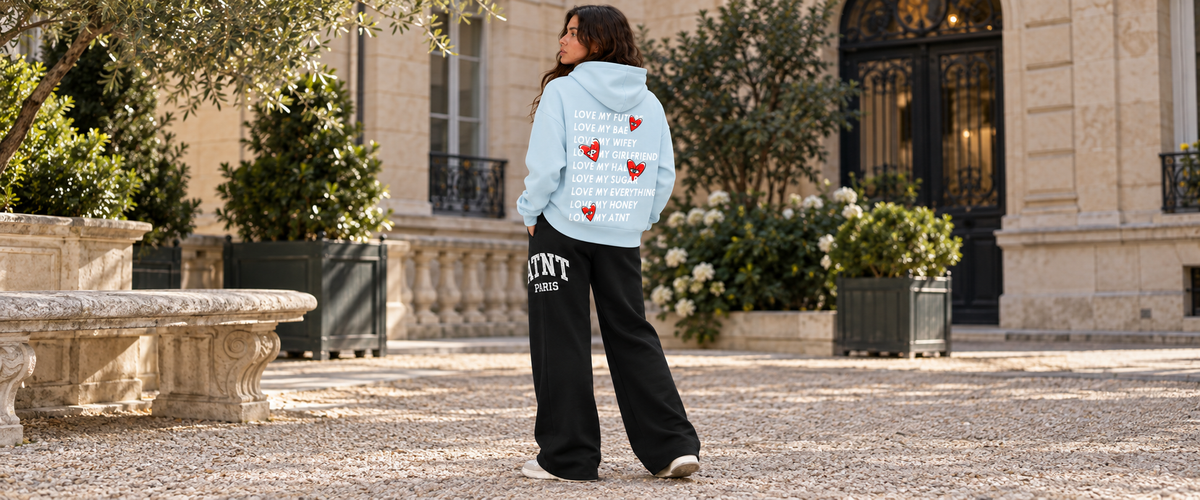 Sweat Capuche Bleu ciel Love Heart avec jogging wide leg noir — tenue à Paris