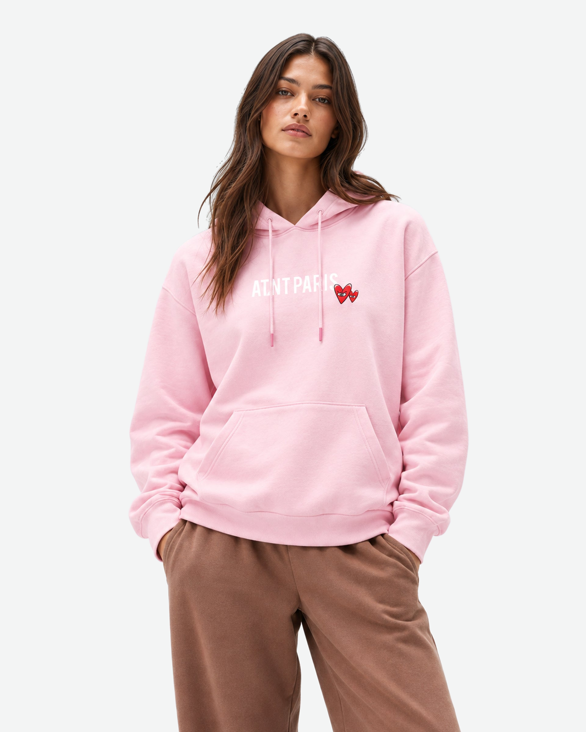 ATNT Paris — Love Heart rose clair porté en studio naturel — face, plan rapproché — Pack studio naturel — 1920 × 2400 px