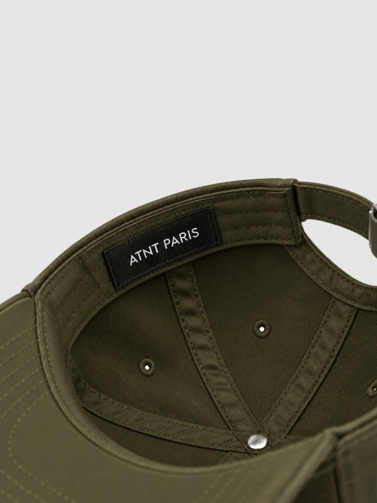 Étiquette intérieure ATNT PARIS de la casquette kaki
