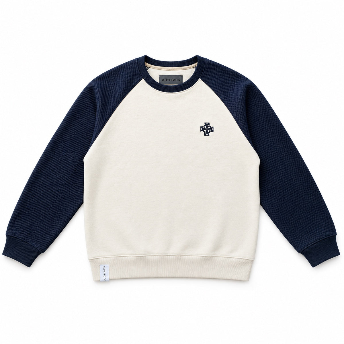 Sweat Héritage ATNT PARIS écru et bleu marine, manches raglan texturées et logo poitrine, vue de face.