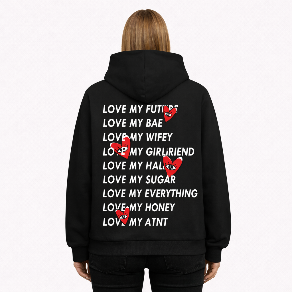 Mannequin femme portant un sweat à capuche noir ATNT Paris, vue de dos, imprimé typographique « Love heart» avec cœurs graphiques, style streetwear
