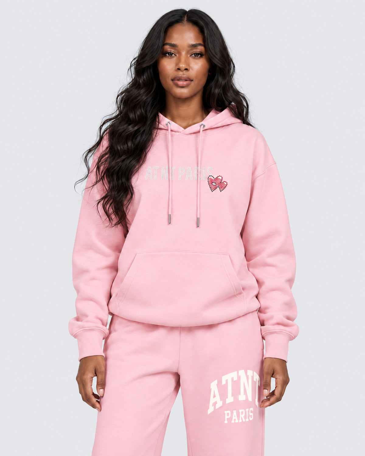 Sweat Capuche Rose Clair Love heart Strass ATNT PARIS — Pack studio naturel — mannequin femme, vue de face rapprochée — fond gris clair