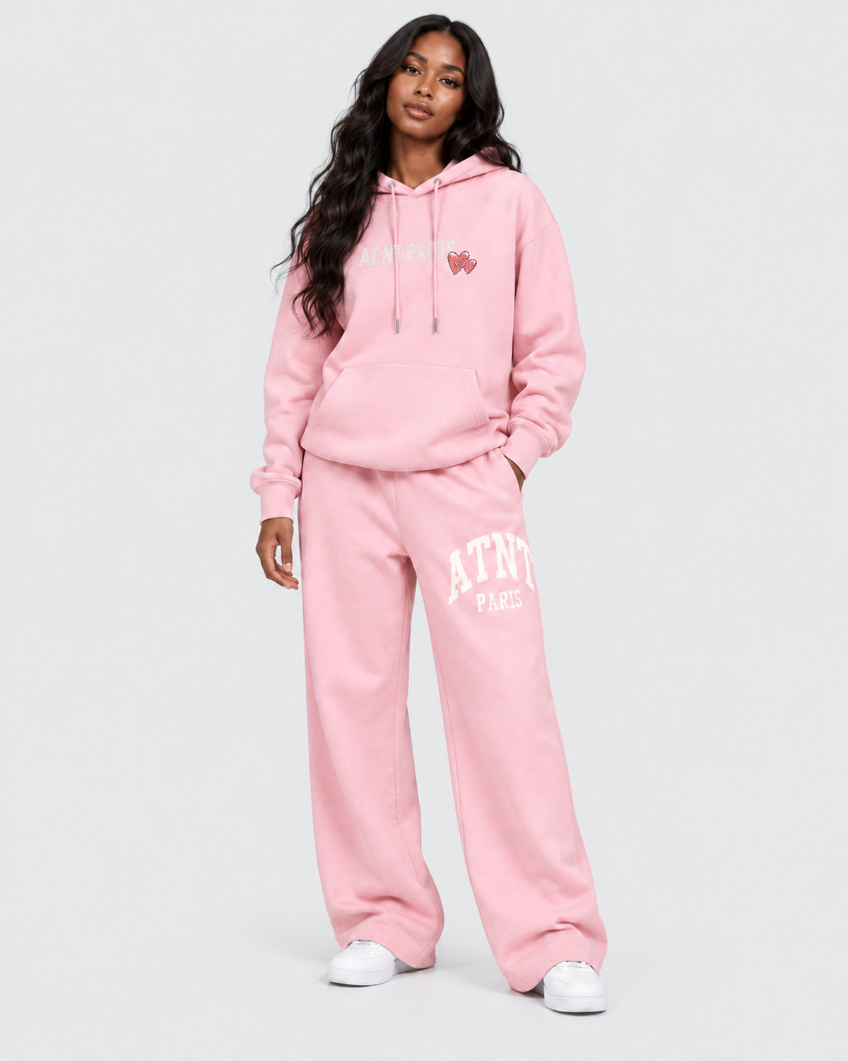 Sweat Capuche Rose Clair Love heart Strass ATNT PARIS — Pack studio naturel — mannequin femme en pied, vue de face — fond gris clair