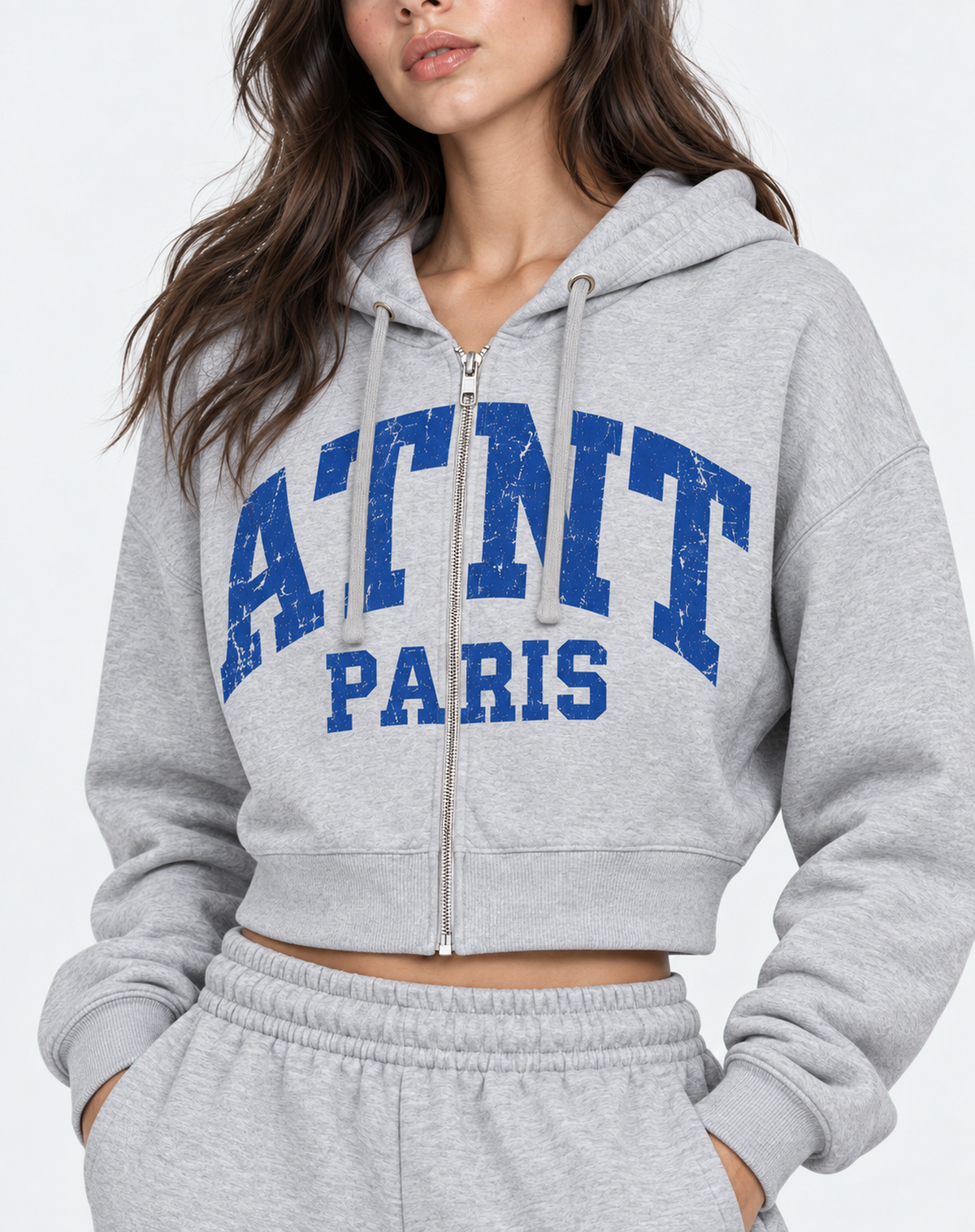 Détail du logo ATNT PARIS bleu vintage effet usé sur le sweat zippé femme