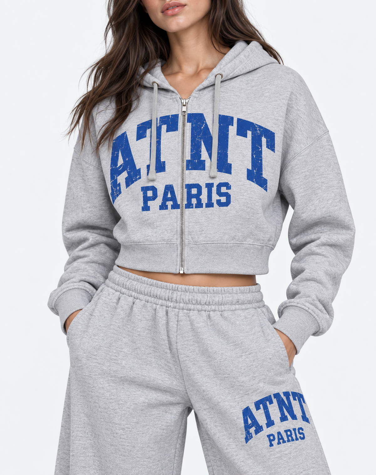 Détail de la coupe crop du sweat et du jogging wide leg Heather Grey