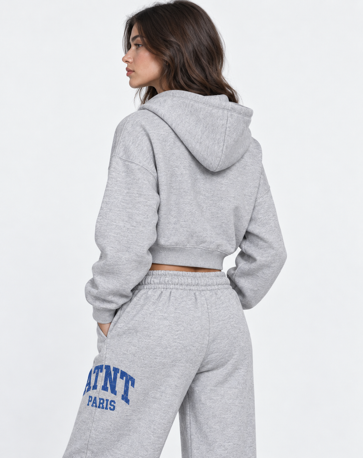 Sweat crop et jogging Heather Grey ATNT PARIS, vue trois quarts dos, tête de profil