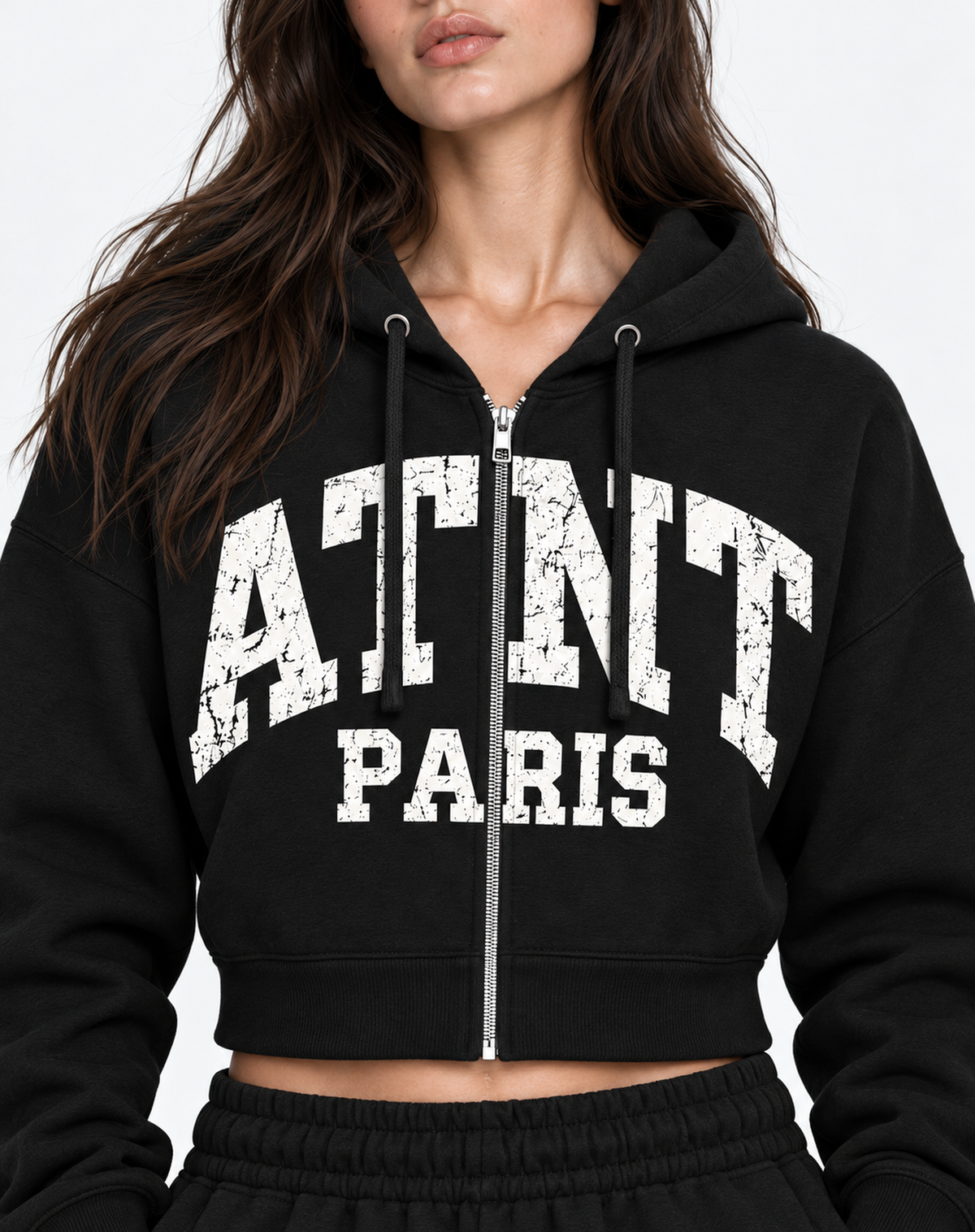 Détail du logo ATNT PARIS blanc effet usé sur le sweat zippé femme
