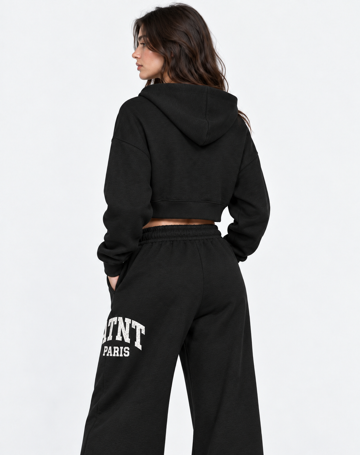 Détail de la coupe crop du sweat et du jogging wide leg noir