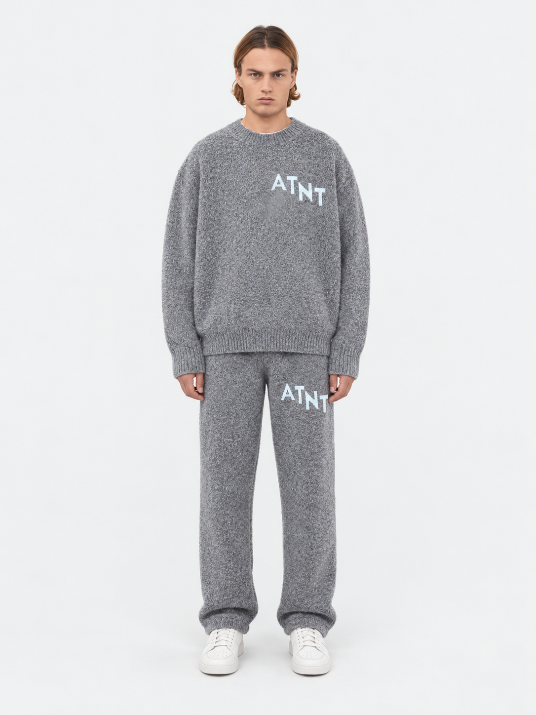 ATNT Tracksuits studio : Pull Oversize Gris Effet Cachemire, vue de face sur fond gris clair