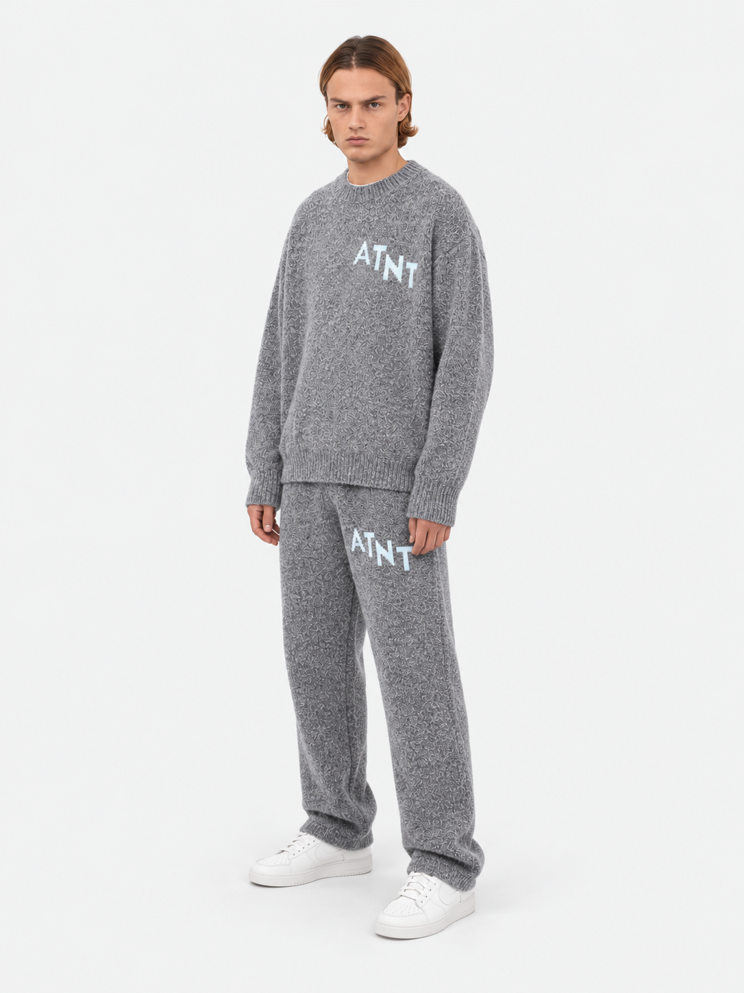 ATNT Tracksuits studio : Jogging Oversize Gris Effet Cachemire, vue de trois quarts sur fond gris clair