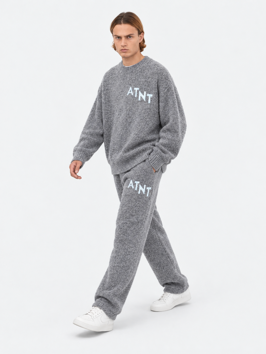 ATNT Tracksuits studio : Jogging Oversize Gris Effet Cachemire, vue en mouvement sur fond gris clair