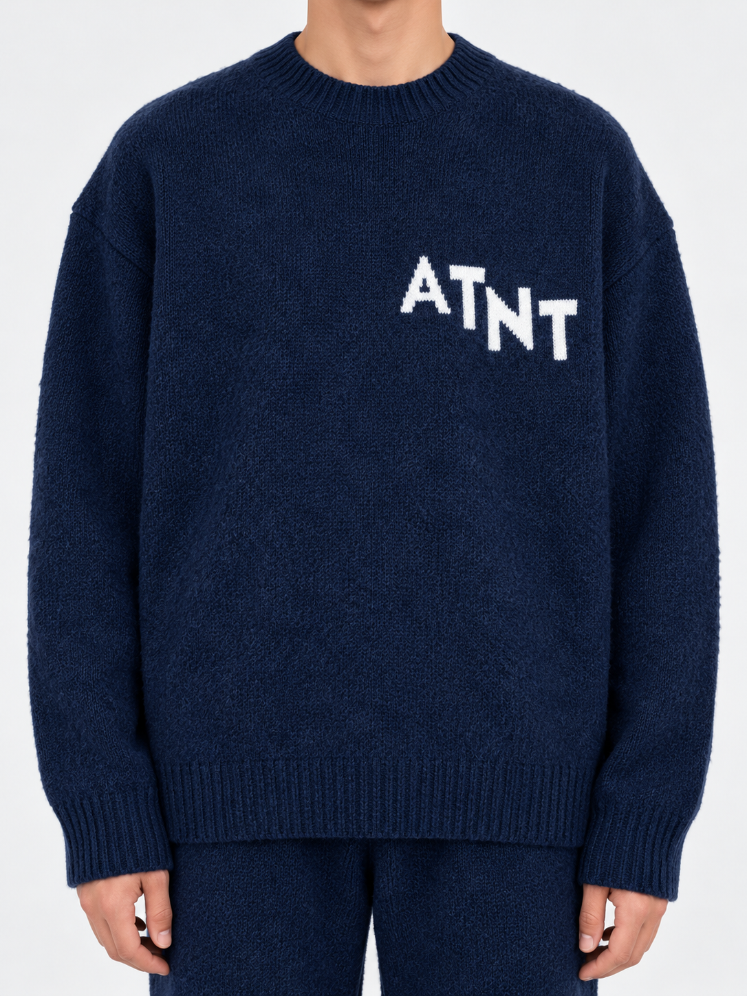 ATNT Tracksuits studio : Pull Oversize Navy Effet Cachemire, détail de la matière sur fond gris clair