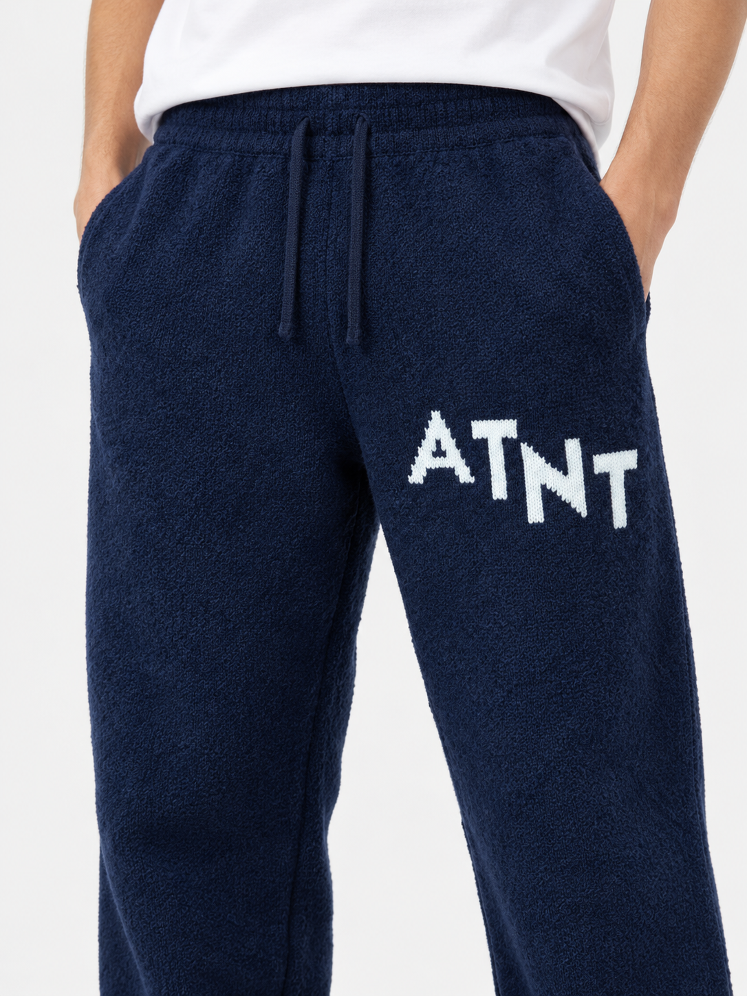 ATNT Tracksuits studio : Jogging Oversize Navy Effet Cachemire, détail de la matière sur fond gris clair