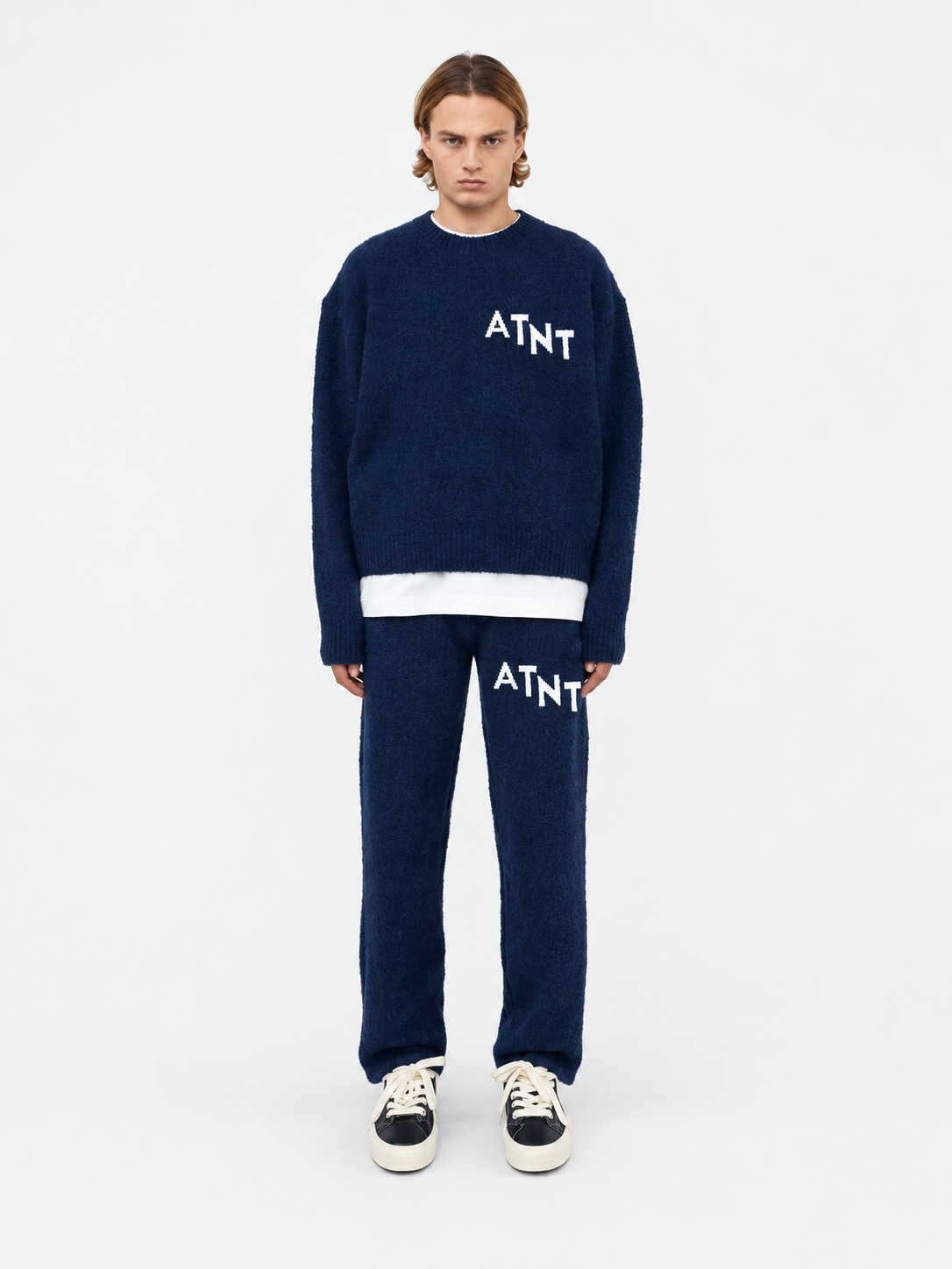 ATNT Tracksuits studio : Pull Oversize Navy Effet Cachemire, vue de face sur fond gris clair