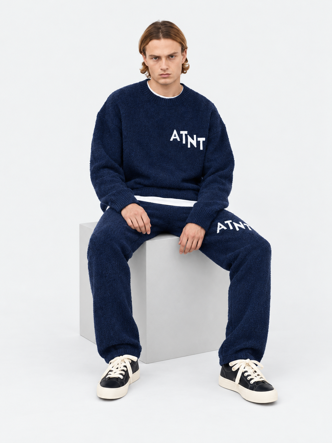 ATNT Tracksuits studio : Pull Oversize Navy Effet Cachemire, vue assise sur fond gris clair
