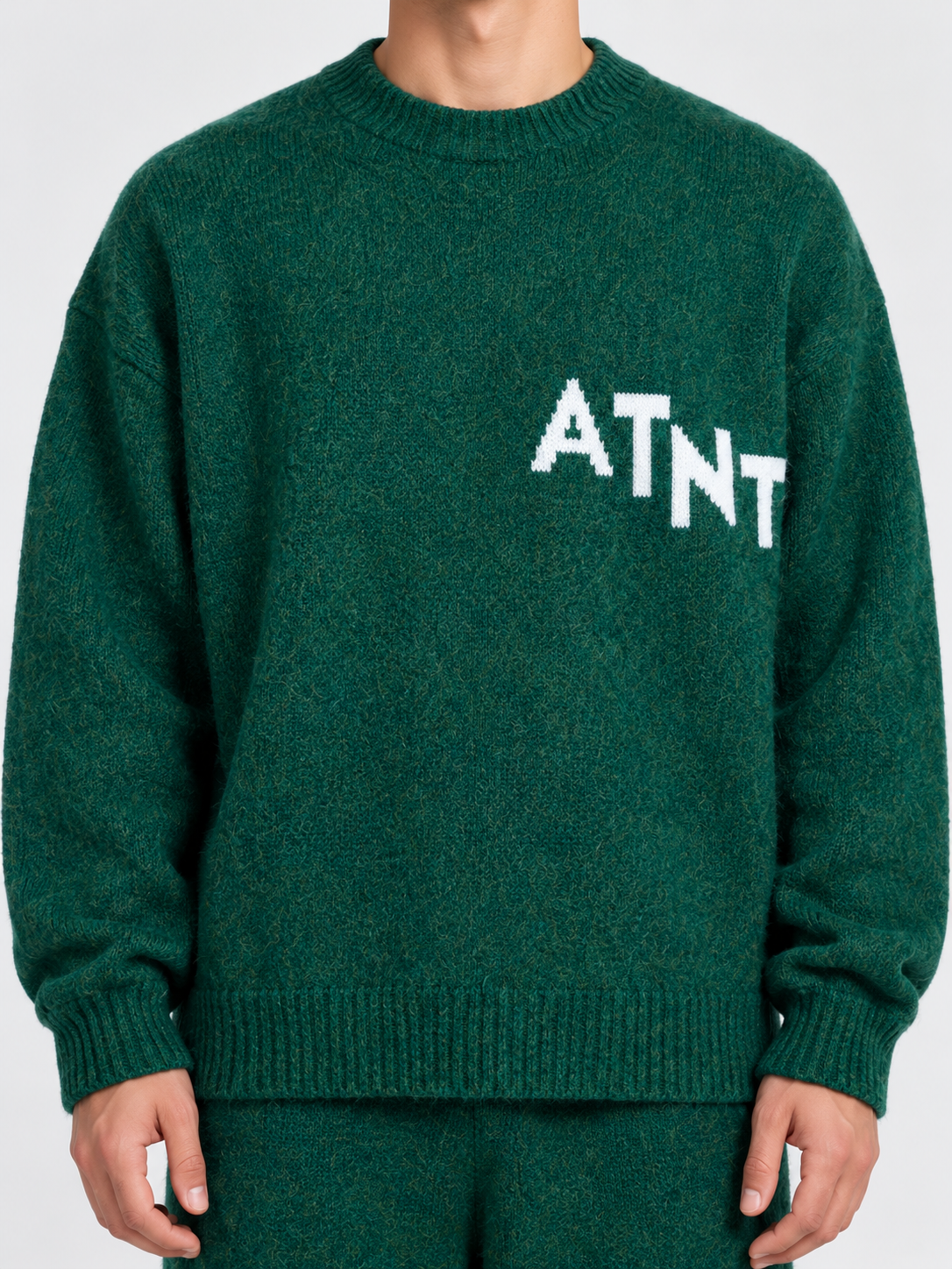 ATNT Tracksuits studio : Pull Oversize Vert Effet Cachemire, détail de la matière sur fond gris clair