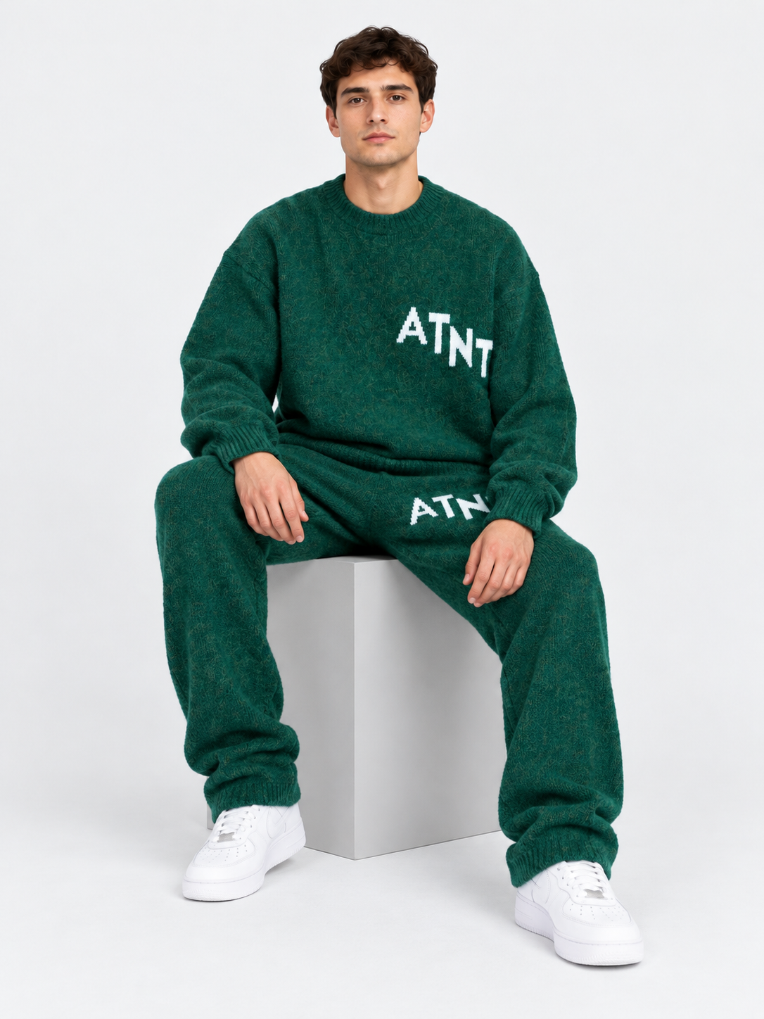 ATNT Tracksuits studio : Jogging Oversize Vert Effet Cachemire, vue assise sur fond gris clair