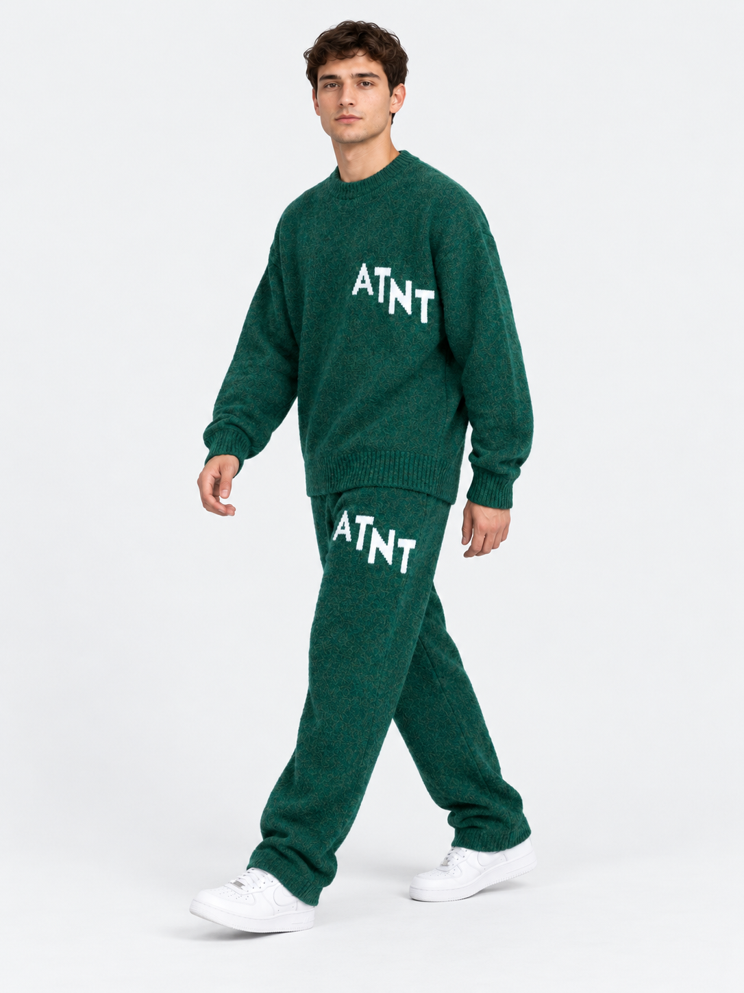 ATNT Tracksuits studio : Jogging Oversize Vert Effet Cachemire, vue en mouvement sur fond gris clair