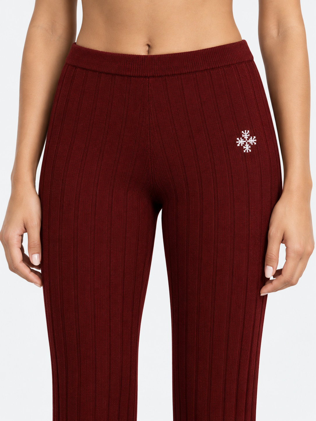 ATNT Tracksuits studio : Pantalon riviera ATNT Signature en maille côtelée Bordeaux, détail de la matière sur fond gris clair