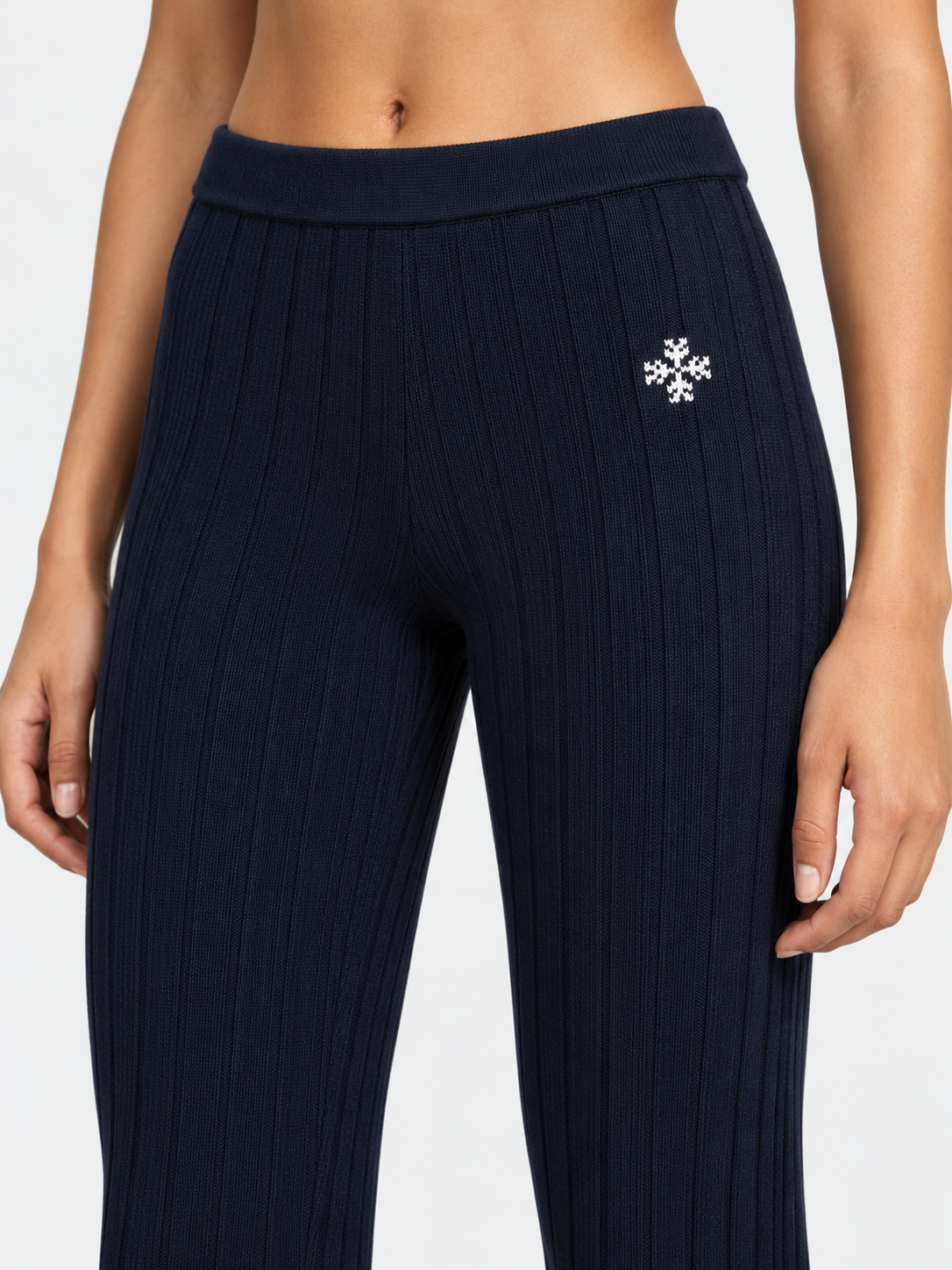 ATNT Tracksuits studio : Pantalon riviera Atnt Signature en maille côtelée Navy, détail de la matière sur fond gris clair