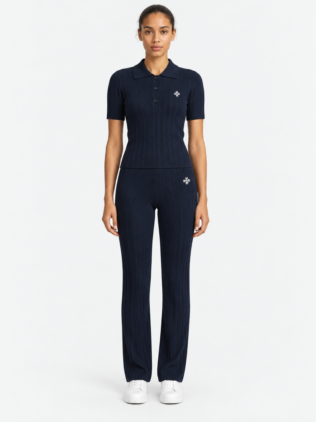 ATNT Tracksuits studio : Pantalon riviera Atnt Signature en maille côtelée Navy, vue de face sur fond gris clair