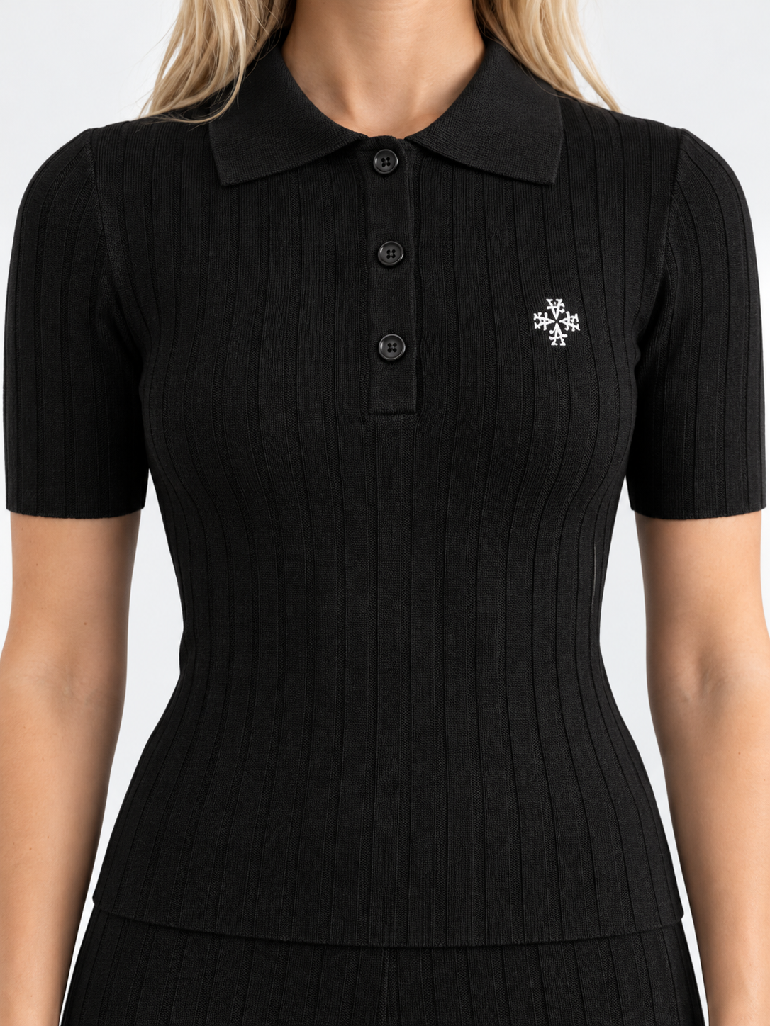 ATNT Tracksuits studio : Polo Maille Côtelée ATNT Signature Noir, détail de la matière sur fond gris clair