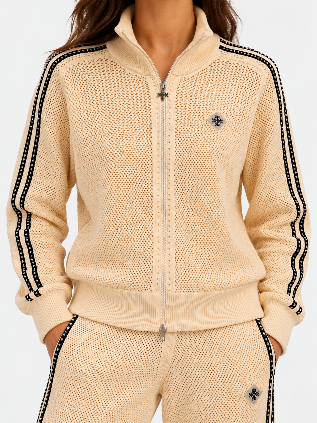 ATNT Tracksuits studio : Ensemble de Survêtement Signature Beige - Crochet, détail de la matière sur fond gris clair