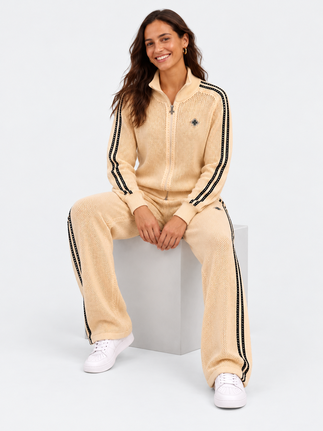 ATNT Tracksuits studio : Veste de Survêtement Signature Beige - Crochet, vue assise sur fond gris clair