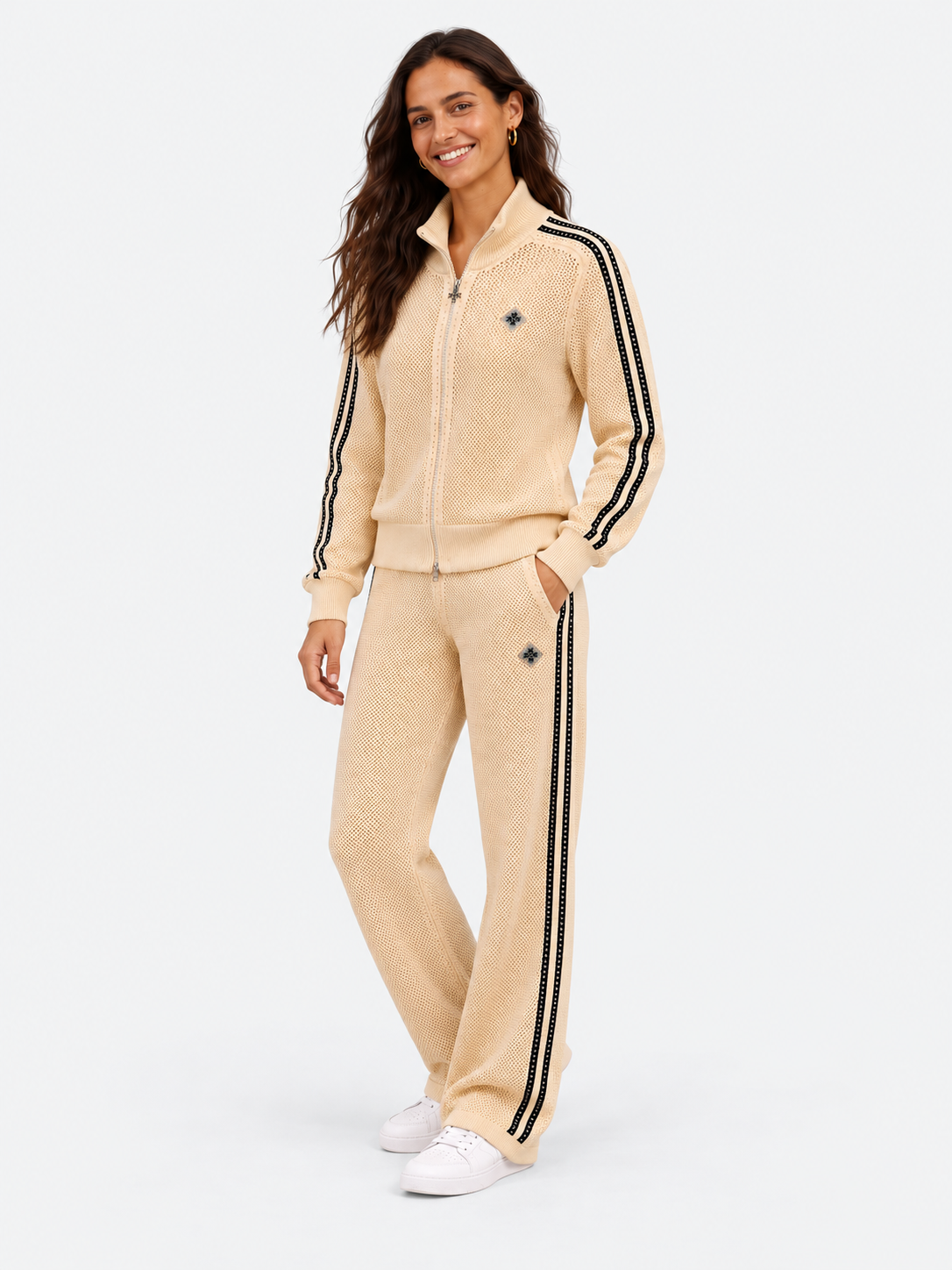 ATNT Tracksuits studio : Ensemble de Survêtement Signature Beige - Crochet, vue de trois quarts sur fond gris clair