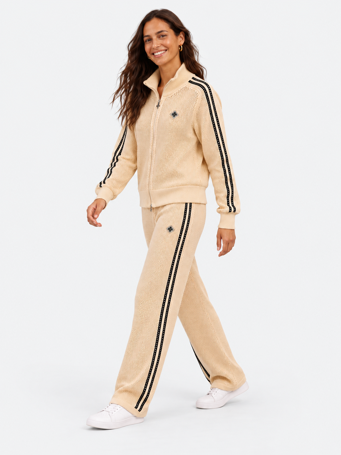 ATNT Tracksuits studio : Veste de Survêtement Signature Beige - Crochet, vue en mouvement sur fond gris clair