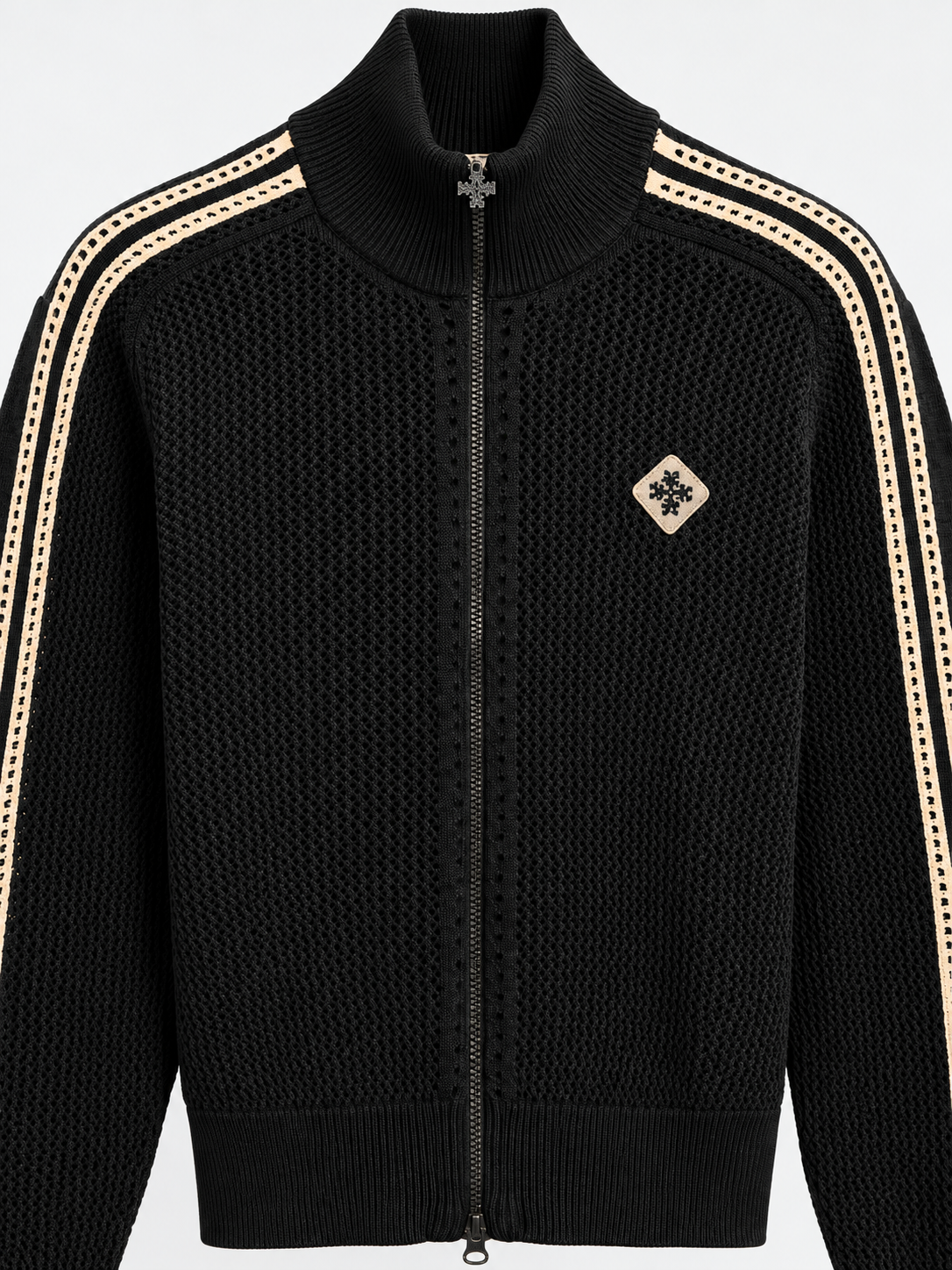 ATNT Tracksuits studio : Veste de Survêtement Signature Noir - Crochet, détail de la matière sur fond gris clair