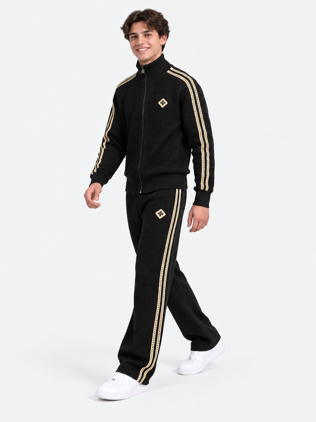 ATNT Tracksuits studio : Veste de Survêtement Signature Noir - Crochet, vue en mouvement sur fond gris clair