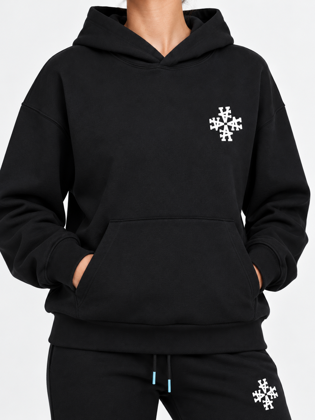 ATNT Tracksuits studio : Ensemble de Survêtement Femme Signature Noir, détail de la matière sur fond gris clair