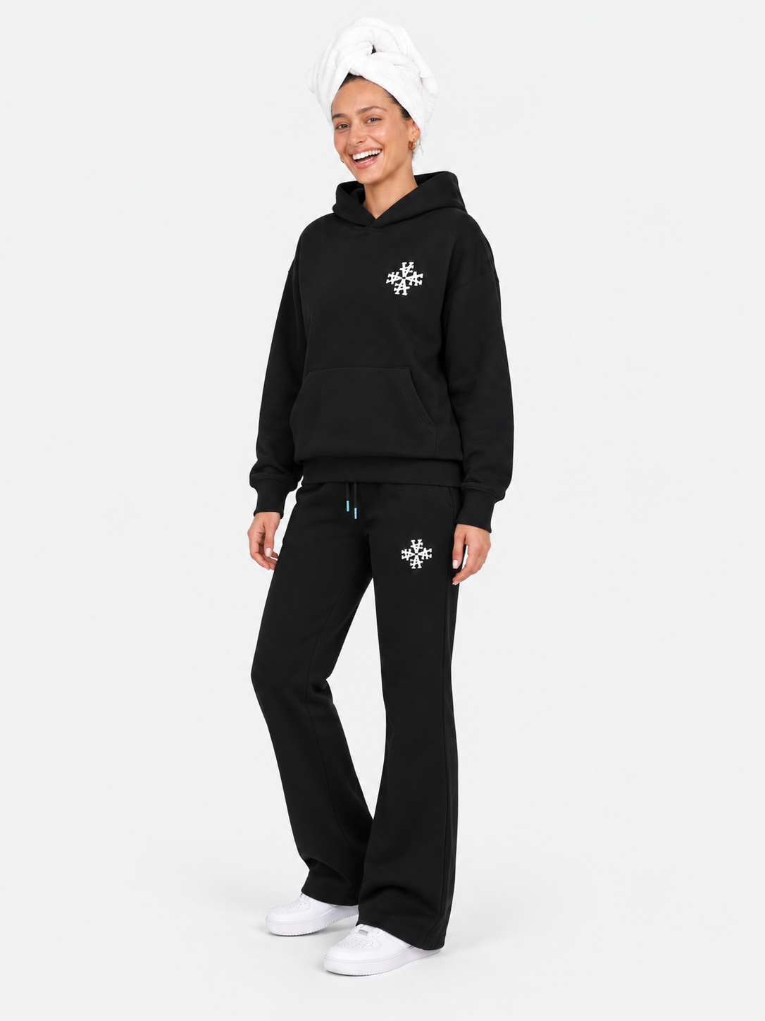 ATNT Tracksuits studio : Ensemble de Survêtement Femme Signature Noir, vue de trois quarts sur fond gris clair