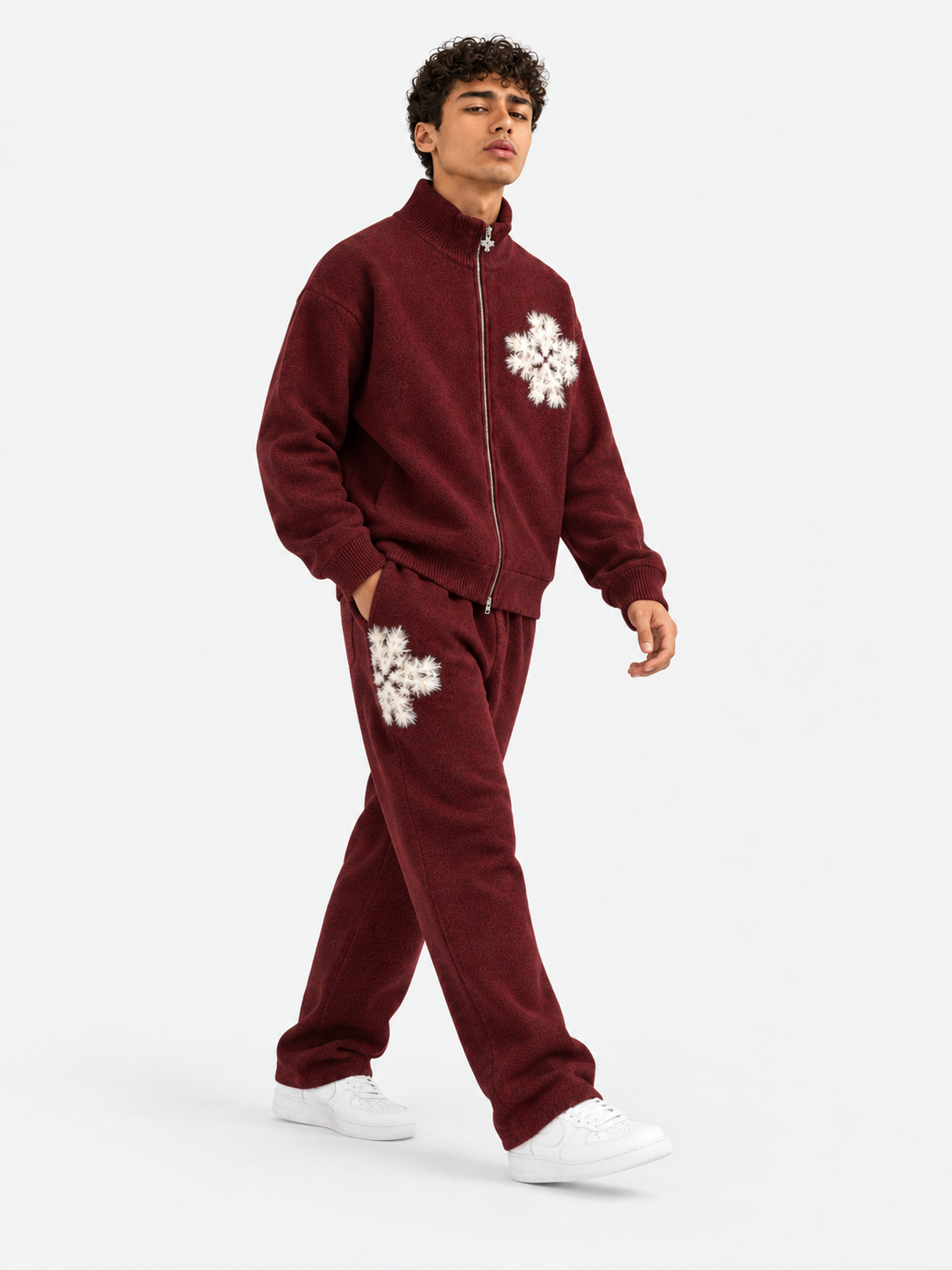 ATNT Tracksuits studio : Sweat zippé en maille fluffy monogramme signature bordeaux, vue en mouvement sur fond gris clair