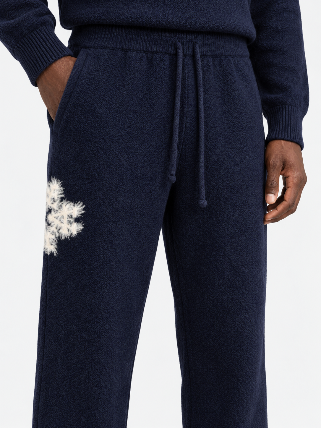 ATNT Tracksuits studio : Pantalon de jogging en maille fluffy monogramme signature navy, détail de la matière sur fond gris clair