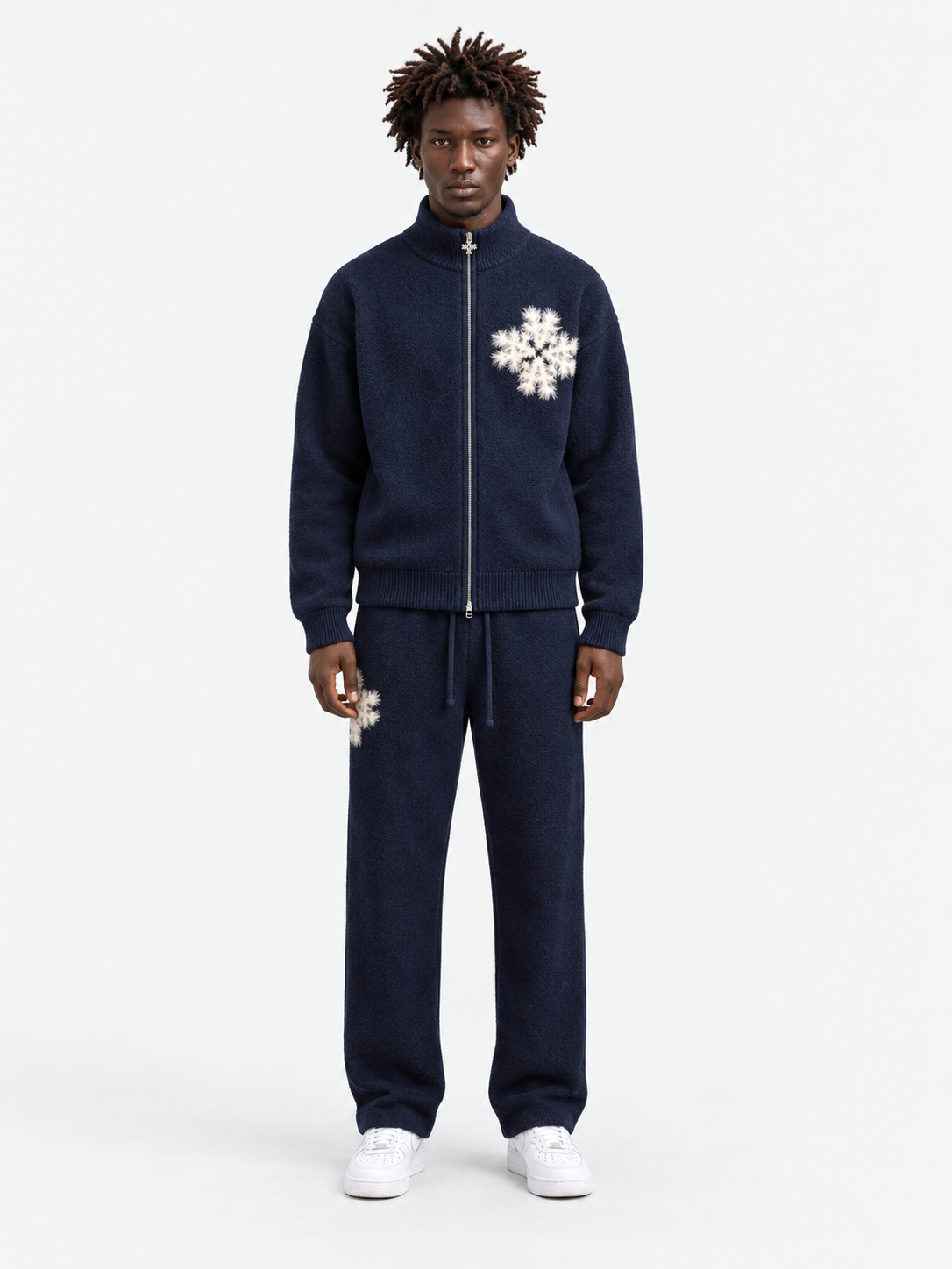 ATNT Tracksuits studio : Sweat zippé en maille fluffy monogramme signature navy, vue de face sur fond gris clair