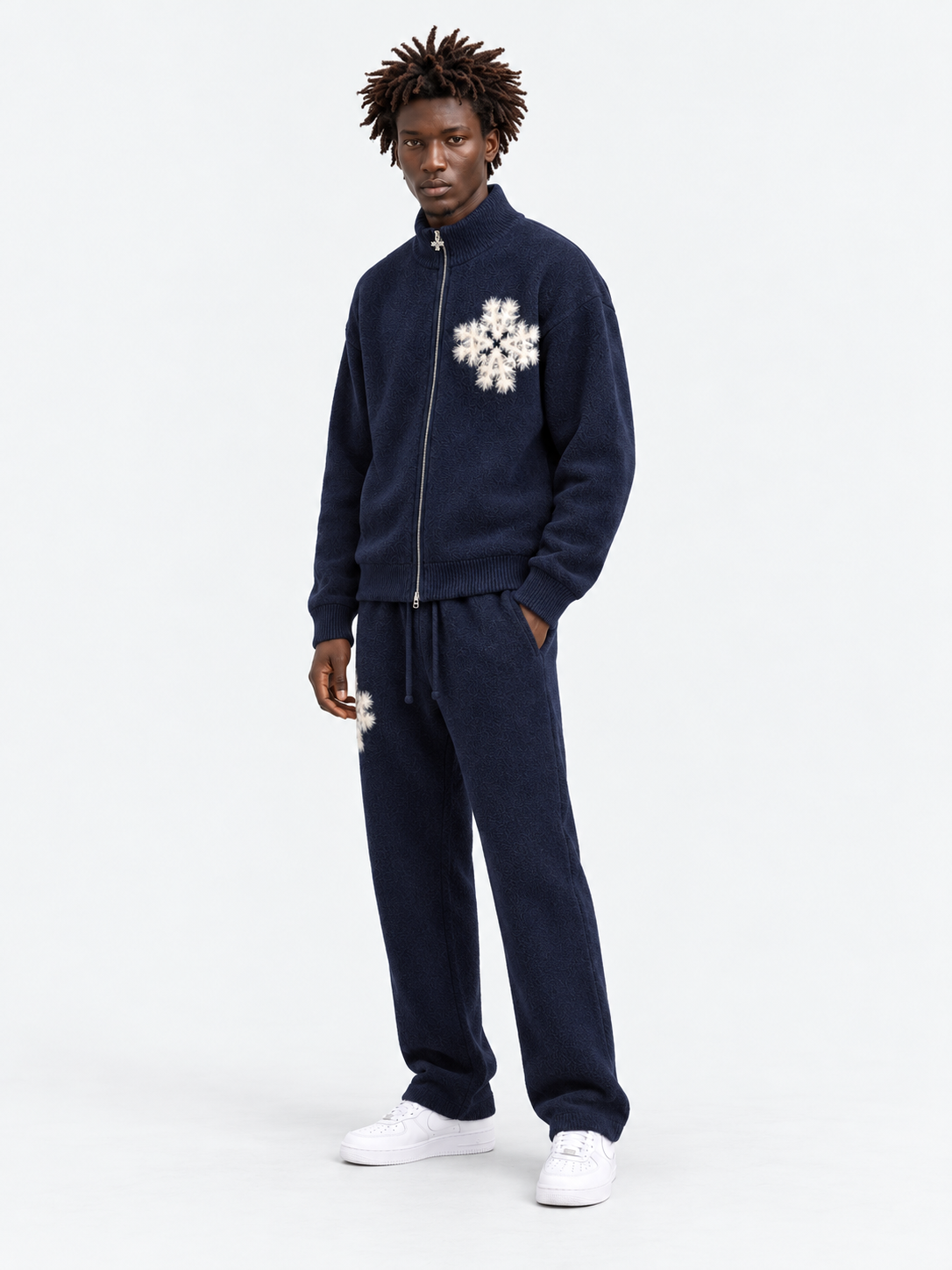 ATNT Tracksuits studio : Sweat zippé en maille fluffy monogramme signature navy, vue de trois quarts sur fond gris clair