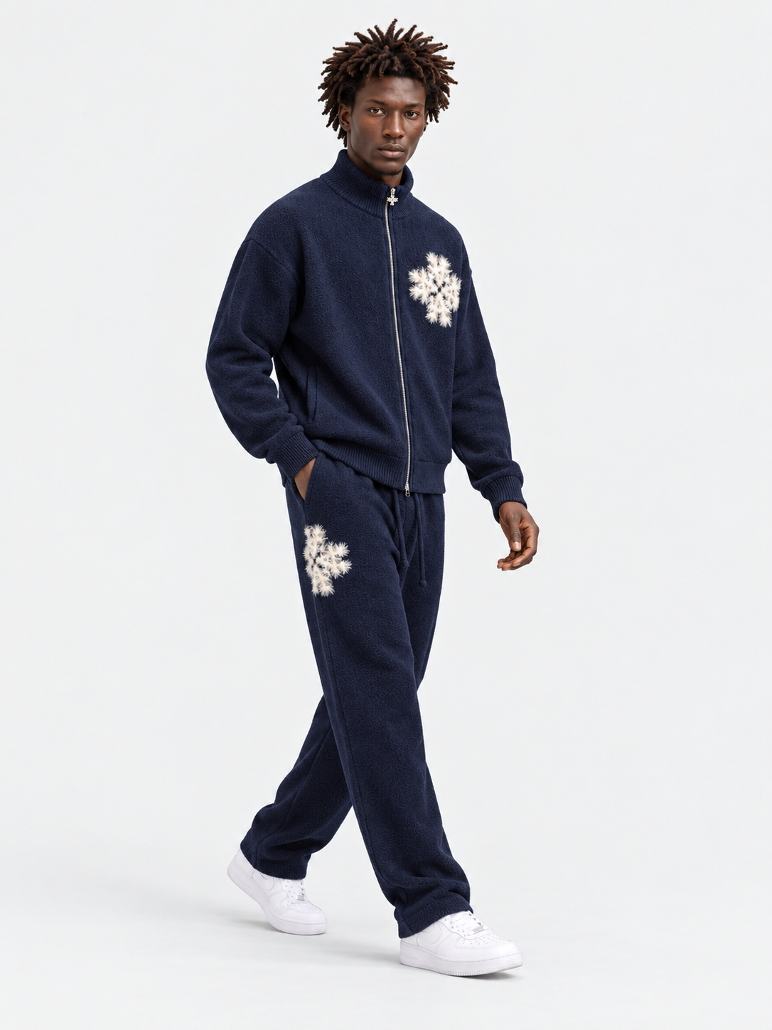 ATNT Tracksuits studio : Sweat zippé en maille fluffy monogramme signature navy, vue en mouvement sur fond gris clair