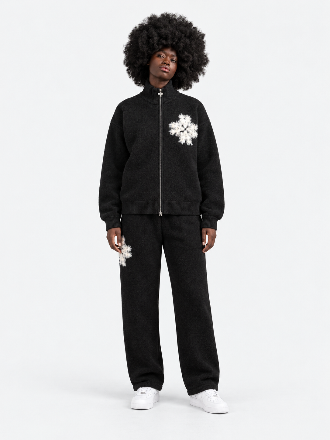 ATNT Tracksuits studio : Sweat zippé en maille fluffy monogramme signature noir, vue de face sur fond gris clair