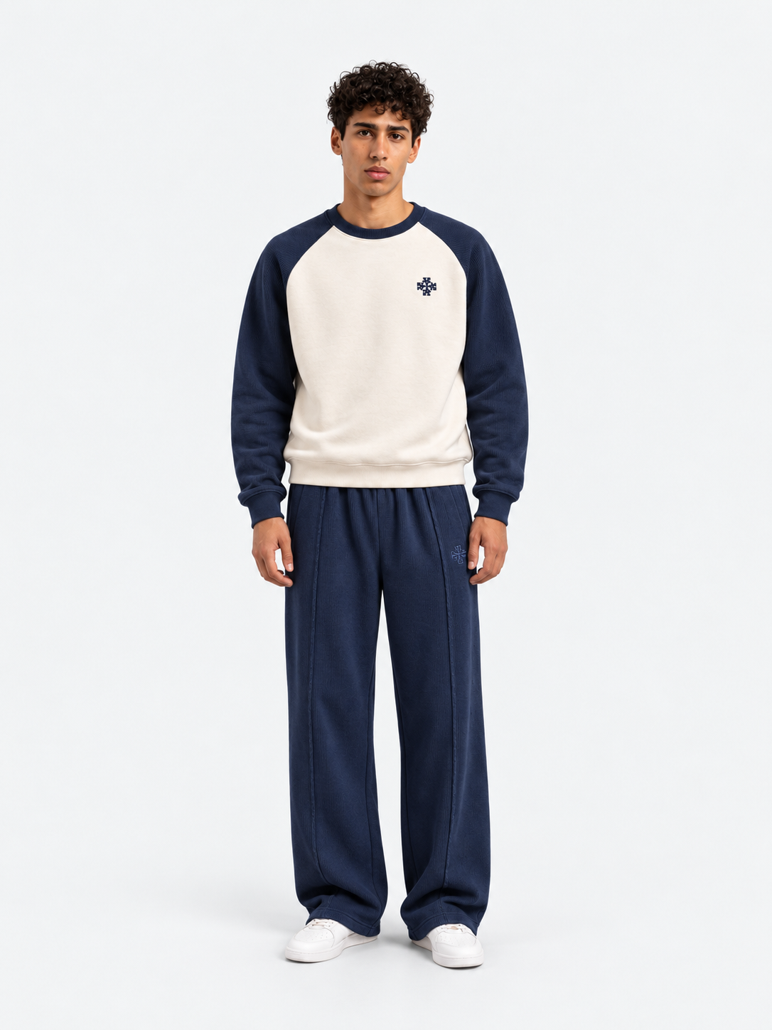 ATNT Tracksuits studio : Sweat Héritage Raglan Écru & Marine, vue de face sur fond gris clair