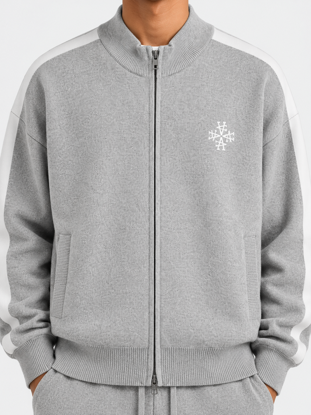 ATNT Tracksuits studio : Veste Knitted Gris Signature rayures latérales, détail de la matière sur fond gris clair
