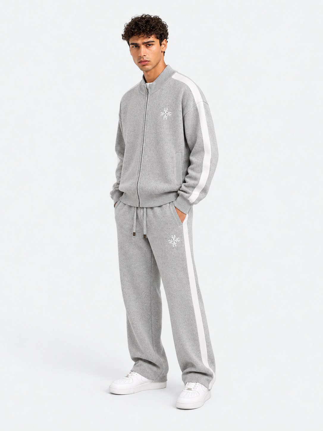 ATNT Tracksuits studio : Veste Knitted Gris Signature rayures latérales, vue de trois quarts sur fond gris clair