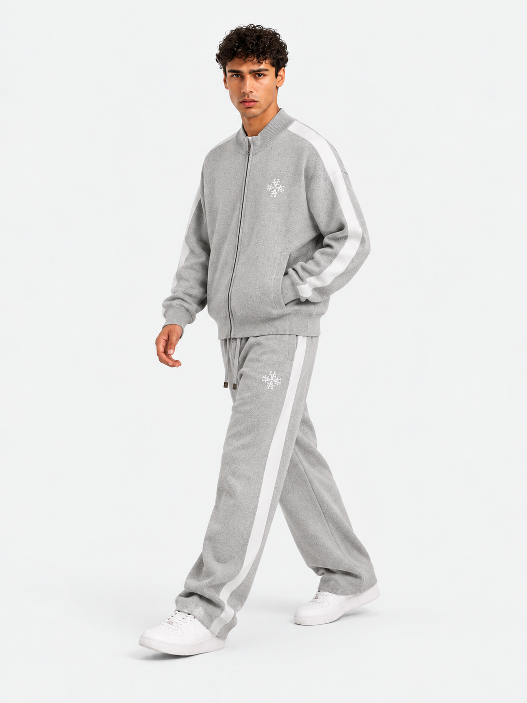 ATNT Tracksuits studio : Pantalon Knitted Gris Signature rayures latérales, vue en mouvement sur fond gris clair