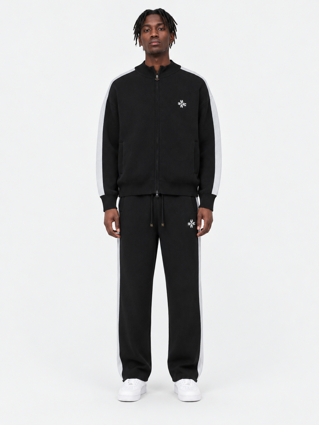 ATNT Tracksuits studio : Pantalon Knitted Noir Signature rayures latérales, vue de face sur fond gris clair