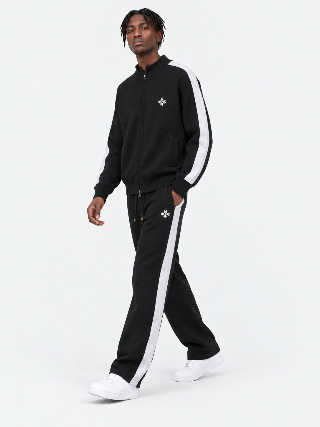 ATNT Tracksuits studio : Veste Knitted Noir Signature rayures latérales, vue en mouvement sur fond gris clair