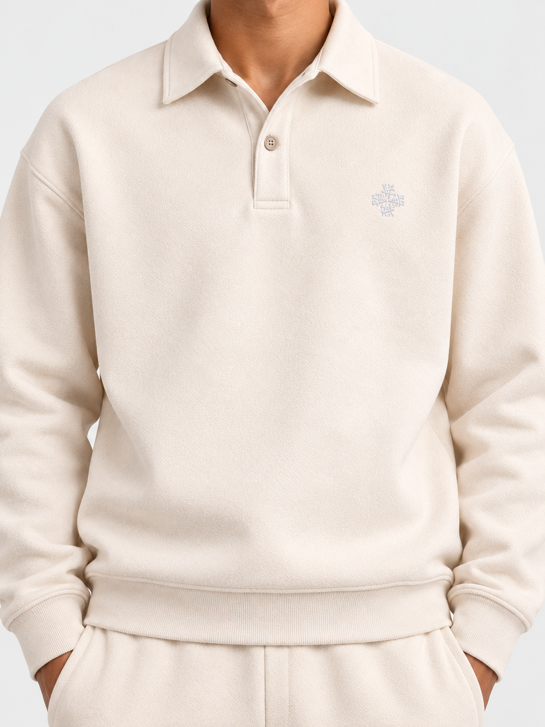 ATNT Tracksuits studio : Sweat Polo Megeve Off white, détail de la matière sur fond gris clair