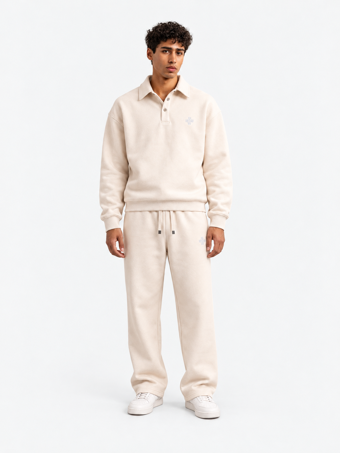 ATNT Tracksuits studio : Jogging Megeve Off White, vue de face sur fond gris clair